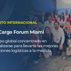 Sobre la imagen de los líderes de Europartners reunidos en Miami está escrito: EVENTO INTERNACIONAL, Air Cargo Forum Miami: Equipo concentrado en actualizarse para llevarte las mejores soluciones logísticas a la medida.